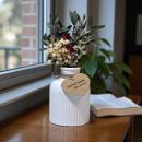 Weiße Dekovase aus Raysin im Skandi‑Stil, Variante A, mit liebevoll arrangierten Trockenblumen.